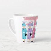 タイムレススタイルと猶予 – RIPクイーンエリザベスII カフェラテマグ (左アングル)