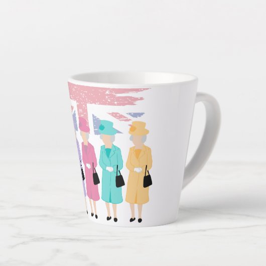 タイムレススタイルと猶予 – RIPクイーンエリザベスII カフェラテマグ (右アングル)