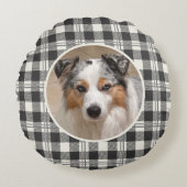 タイムレスペットフォトダークグレーバッファロープレイドアート ラウンドクッション (正面)