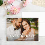 タイムレス型ホワイトフォトオーバーレイ結婚ズ セーブザデート<br><div class="desc">セリフ結婚タイプフェイスプレイデザインでランドスケープ婚約の写真を特徴とするタイムレスなセーブ・ザ・デート案内カーはっきりしたドで、あなたのスタイルを発表。フロントシンプルにの言葉を含むパーソナライズされたすべての重要な詳細と一緒に結婚することができる。濃色のグラデーションのフィルタは、文字とのコントラストに含まれているが、削除できる。小さな白い点々のある柄がカードの後ろに着く。中性光ベージュ背景色は変更可能である。</div>