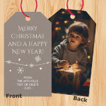 タイムレス – Beige Gray Christmas Photo Giftラベル ギフトタグ<br><div class="desc">Beige Gray Merry Christmas Giftのラベルをご紹介。Timeless Colorsコレクションの一部。これらのエレガントラベルは、前面に繊細な雪の結晶で洗練された醸し出している。フォントスタイルはとエレガントの両方でモダンある。文字カスタマイズ全体を削除できもし、必要なく、簡単に削除できる。しかしこれは何が違う？背中は大切な写真でカスタマイズ可能。子供やペット、家など飾できる。あなたのギフトtouchを大切な記念ラベルにする個人的な酒。個人的な使用やビジネスの使用に最適な、これらのシックなラベルは、スタイルと気持ちであなたのクリスマスギフトを高める。ギフトバスケットや共有シーズンの挨拶に簡単に追加する。これらのラベルは、時間のないデザインと実用的な機能をシームレスにブレンドし、あなたのプレゼントを心からの喜びの思い出に残るトークンに変換する。</div>