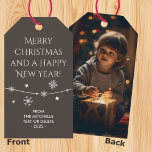タイムレス – Brown 自然 Christmas Photo Giftラベル ギフトタグ<br><div class="desc">Brown Merry Christmas Gift自然ラベルを紹介し、Timeless Colorsコレクションの一部を提供。これらのエレガントラベルは、前面に繊細な雪の結晶で洗練された醸し出している。フォントスタイルはとエレガントの両方でモダンある。文字カスタマイズ全体を削除できもし、必要なく、簡単に削除できる。しかしこれは何が違う？背中は大切な写真でカスタマイズ可能。子供やペット、家など飾できる。あなたのギフトtouchを大切な記念ラベルにする個人的な酒。個人的な使用やビジネスの使用に最適な、これらのシックなラベルは、スタイルと気持ちであなたのクリスマスギフトを高める。ギフトバスケットや共有シーズンの挨拶に簡単に追加する。これらのラベルは、時間のないデザインと実用的な機能をシームレスにブレンドし、あなたのプレゼントを心からの喜びの思い出に残るトークンに変換する。</div>
