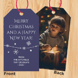 タイムレス – Indigo Blue Christmas Photo Giftラベル ギフトタグ<br><div class="desc">Indigo Blue Meerry Christmas Giftラベルの紹介、タイムレスカラーコレクションの一部。これらのエレガントラベルは、前面に繊細な雪の結晶で洗練された醸し出している。フォントスタイルはとエレガントの両方でモダンある。文字カスタマイズ全体を削除できもし、必要なく、簡単に削除できる。しかしこれは何が違う？背中は大切な写真でカスタマイズ可能。子供やペット、家など飾できる。あなたのギフトtouchを大切な記念ラベルにする個人的な酒。個人的な使用やビジネスの使用に最適な、これらのシックなラベルは、スタイルと気持ちであなたのクリスマスギフトを高める。ギフトバスケットや共有シーズンの挨拶に簡単に追加する。これらのラベルは、時間のないデザインと実用的な機能をシームレスにブレンドし、あなたのプレゼントを心からの喜びの思い出に残るトークンに変換する。</div>