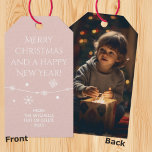 タイムレス – Rosy Beige Christmas Photo Giftラベル ギフトタグ<br><div class="desc">当社の繊細なローズベージュメリークリスマスギフトラベルを紹介するタイムレスカラーコレクションの一部。これらのエレガントラベルは、前面に繊細な雪の結晶で洗練された醸し出している。フォントスタイルはとエレガントの両方でモダンある。文字カスタマイズ全体を削除できもし、必要なく、簡単に削除できる。しかしこれは何が違う？背中は大切な写真でカスタマイズ可能。子供やペット、家など飾できる。あなたのギフトtouchを大切な記念ラベルにする個人的な酒。個人的な使用やビジネスの使用に最適な、これらのシックなラベルは、スタイルと気持ちであなたのクリスマスギフトを高める。ギフトバスケットや共有シーズンの挨拶に簡単に追加する。これらのラベルは、時間のないデザインと実用的な機能をシームレスにブレンドし、あなたのプレゼントを心からの喜びの思い出に残るトークンに変換する。</div>