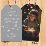タイムレス – Silver Gray Christmas Photo Giftラベル ギフトタグ<br><div class="desc">シルバーグレイのメリークリスマスギフトラベルを紹介し、タイムレスカラーズのコレクションの一部。これらのエレガントラベルは、前面に繊細な雪の結晶で洗練された醸し出している。フォントスタイルはとエレガントの両方でモダンある。文字カスタマイズ全体を削除できもし、必要なく、簡単に削除できる。しかしこれは何が違う？背中は大切な写真でカスタマイズ可能。子供やペット、家など飾できる。あなたのギフトtouchを大切な記念ラベルにする個人的な酒。個人的な使用やビジネスの使用に最適な、これらのシックなラベルは、スタイルと気持ちであなたのクリスマスギフトを高める。ギフトバスケットや共有シーズンの挨拶に簡単に追加する。これらのラベルは、時間のないデザインと実用的な機能をシームレスにブレンドし、あなたのプレゼントを心からの喜びの思い出に残るトークンに変換する。</div>