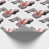 タイヤに座っている女の子をピン留めする ラッピングペーパー (角)