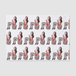 タイヤに座っている女の子をピン留めする 薄葉紙