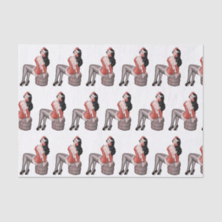 タイヤに座っている女の子をピン留めする 薄葉紙