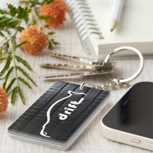 タイヤの踏面が付いているImpreza STIの漂流の白いシルエット キーホルダー (正面右)