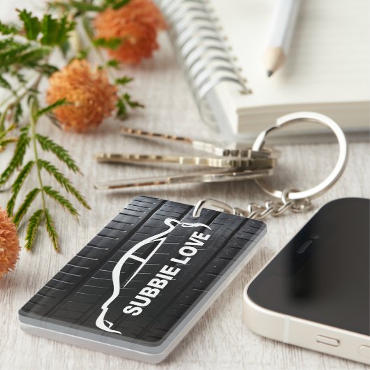 タイヤの踏面が付いているSubbie愛STIの白いシルエット キーホルダー (正面右)
