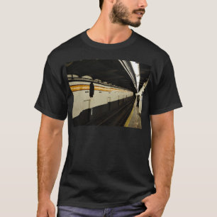 タイルの壁が付いている地下鉄のトンネル Tシャツ