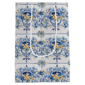 タイルイタリアンブルーとホワイトフローラブライダルシャワー ミディアムペーパーバッグ (裏面)