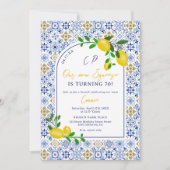 タイルイタリアンレモン私たちのメイン絞り70誕生日 招待状 (正面)