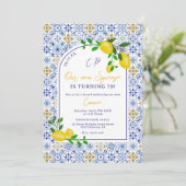 タイルイタリアンレモン私たちのメイン絞り70誕生日 招待状 (スタンド正面)