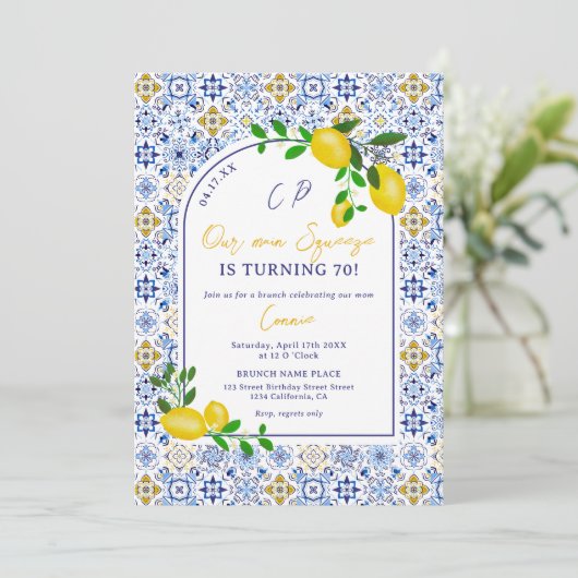 タイルイタリアンレモン私たちのメイン絞り70誕生日 招待状 (スタンド正面)