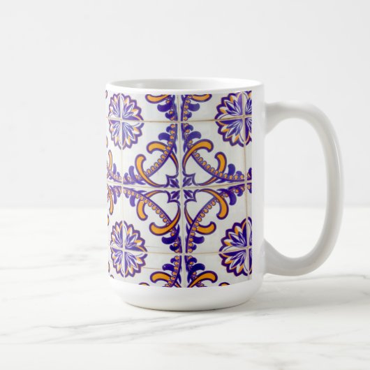 タイルパターンのクローズアップ（ポルトガル） コーヒーマグカップ (右)