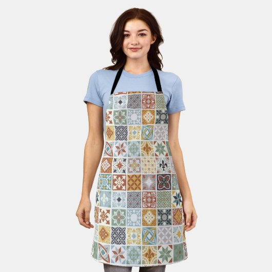タイル地中海の エプロン (着用した状態)