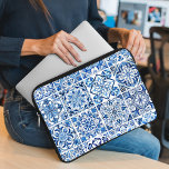 タイル地中海の，ポルトガル語， Azulejo, Majolica ラップトップスリーブ<br><div class="desc">青エレガントスタイリッシュと白のタイル地中海ので洗練されたパターン。トレンディーモダンギフト、アズレジョの恋人に最適。</div>