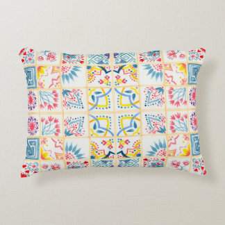 タイル張りの背景にオリエンタルオーナメント。ウォーターコル アクセントクッション