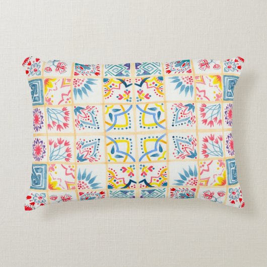 タイル張りの背景にオリエンタルオーナメント。ウォーターコル アクセントクッション (正面)