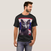 タイ国旗の前の珍しいコラット猫 Tシャツ (正面フル)