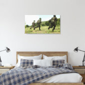 タイ海王室の兵隊はSを確保するために突進する キャンバスプリント (インサイチュ (寝室))