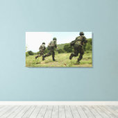 タイ海王室の兵隊はSを確保するために突進する キャンバスプリント (インサイチュ (ウッドフロア))