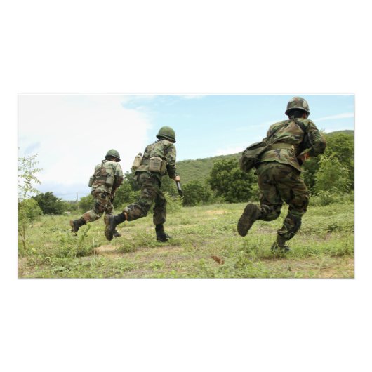 タイ海王室の兵隊はSを確保するために突進する フォトプリント            (正面)