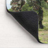 タイ海王室の兵隊はSを確保するために突進する マウスパッド (コーナー)