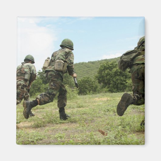 タイ海王室の兵隊はSを確保するために突進する マグネット (正面)