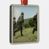 タイ海王室の兵隊はSを確保するために突進する メタルオーナメント (右)