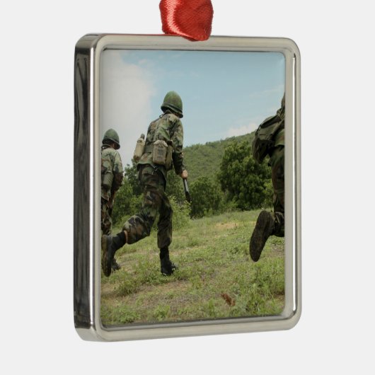 タイ海王室の兵隊はSを確保するために突進する メタルオーナメント (右)