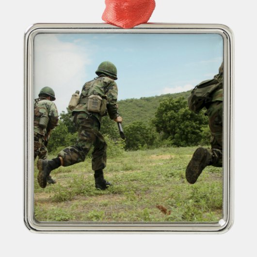 タイ海王室の兵隊はSを確保するために突進する メタルオーナメント (正面)