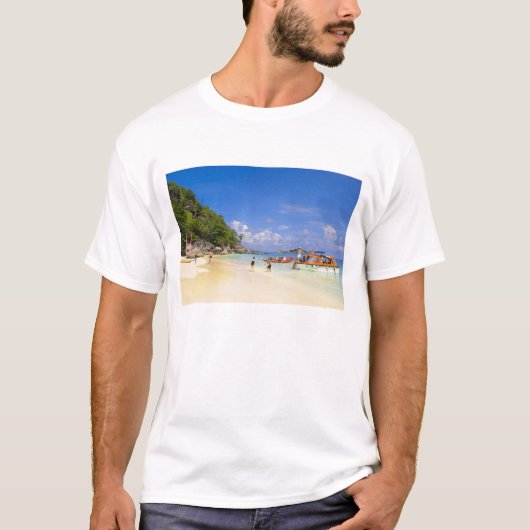 タイ、アンダマン海。岸辺の乗客たち Tシャツ (正面)