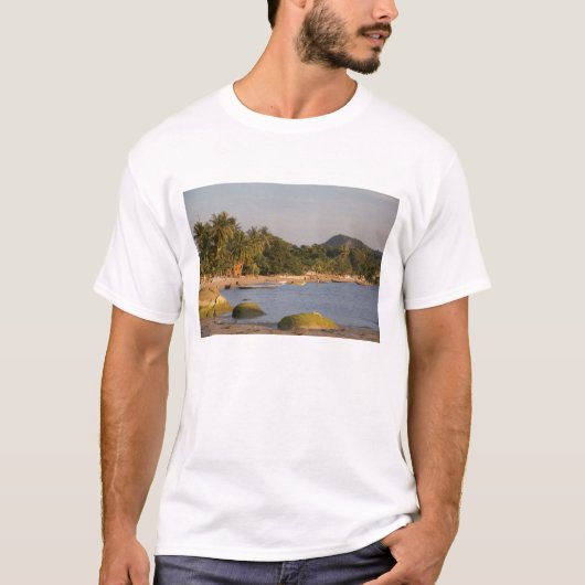 タイ、コーパンガン島。混雑する島の中心部から離れた場所 Tシャツ (正面)