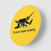 タイ·サインを横切る酔⚠っ払いの⚠人々 ラウンド壁時計 (傾斜)