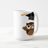 タウニフクロウが卒業キャップのマグカップを投げる コーヒーマグカップ (正面右)
