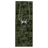 タウラス〔占星術の〕十二宮図サインオンウッドランドデジタルカモフラージュ ワインギフトバッグ (正面)