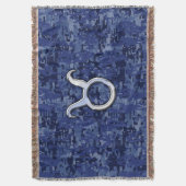 タウルス〔占星術の〕十二宮図サインオンネイビーブルーデジタルカモフラージュ スローブランケット (正面縦)