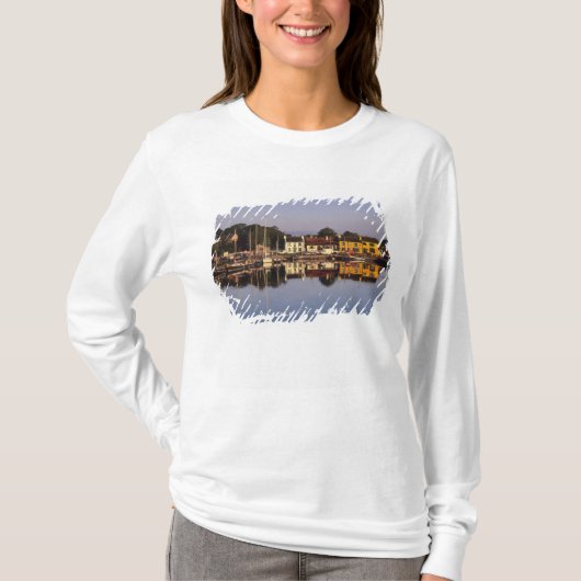 タウンと港 キンヴァラ ガルウェイ県 Tシャツ (正面)