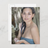 タオルで包まれたな美しい若い女性 ポストカード (正面/裏面)