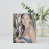 タオルで包まれたな美しい若い女性 ポストカード (スタンド正面)