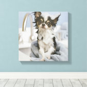 タオルに包まれた入ったチワワの子犬 キャンバスプリント (インサイチュ (ウッドフロア))