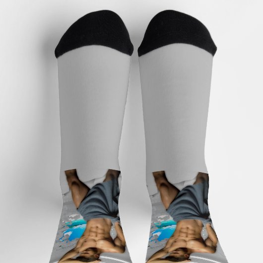 タオルの白い部屋の筋肉に滑りやすいジョーの男 ソックス (上部)