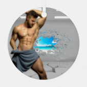 タオルの白い部屋の筋肉に滑りやすいジョーの男 メタルオーナメント (正面)