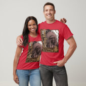 タカのOglala飛んでいるなLakotaの戦士 Tシャツ (ユニセックス)