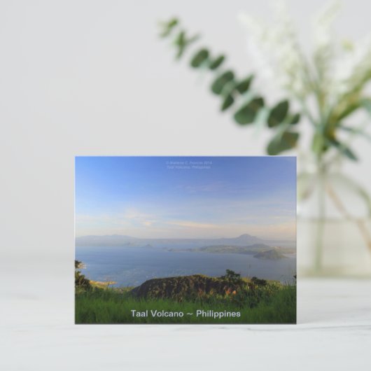 タガイタイの午後の光の中のタール火山 ポストカード (スタンド正面)