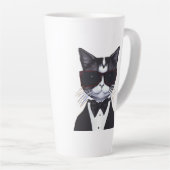 タキシードとバウのネクタイをした白黒猫 カフェラテマグ (右アングル)