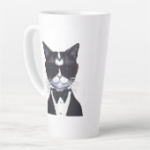 タキシードとバウのネクタイをした白黒猫 カフェラテマグ (左アングル)