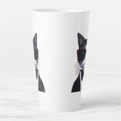 タキシードとバウのネクタイをした白黒猫 カフェラテマグ (正面)